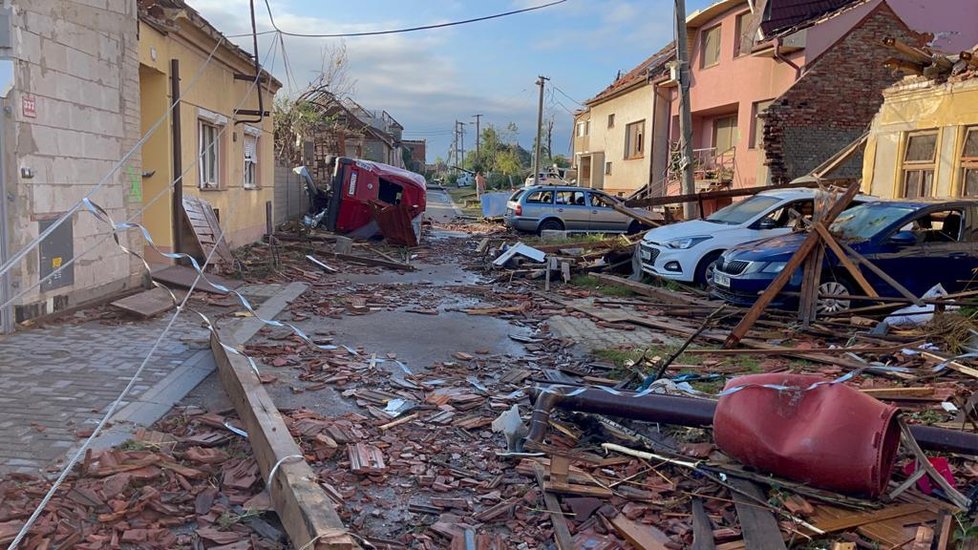 Tornádo se prohnalo obcemi na Hodonínsku a zanechalo za sebou spoušť apokalyptických rozměrů. Nejvíc zasáhlo obce Lužice, Hrušky a Moravská Nová Ves. (25. června 2021)