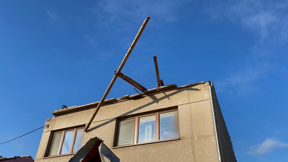 Tornádo se prohnalo obcemi na Hodonínsku a zanechalo za sebou spoušť apokalyptických rozměrů. Nejvíc zasáhlo obce Lužice, Hrušky a Moravská Nová Ves. (25. června 2021)