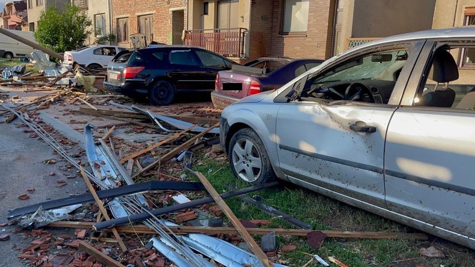 Tornádo se prohnalo obcemi na Hodonínsku a zanechalo za sebou spoušť apokalyptických rozměrů. Nejvíc zasáhlo obce Lužice, Hrušky a Moravská Nová Ves. (25. června 2021)