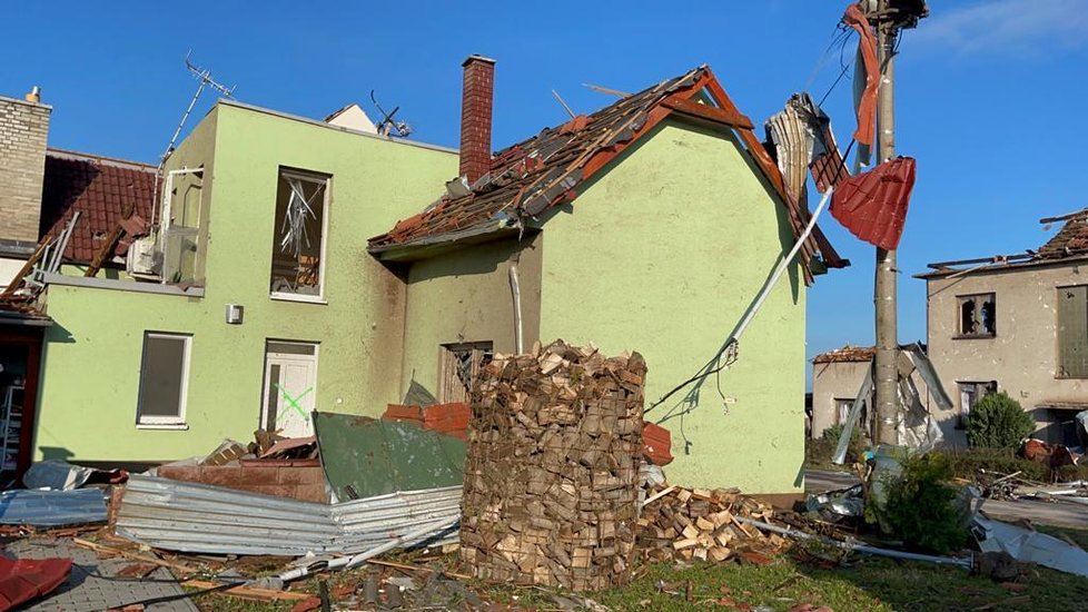 Tornádo se prohnalo obcemi na Hodonínsku a zanechalo za sebou spoušť apokalyptických rozměrů. Nejvíc zasáhlo obce Lužice, Hrušky a Moravská Nová Ves. (25. června 2021)