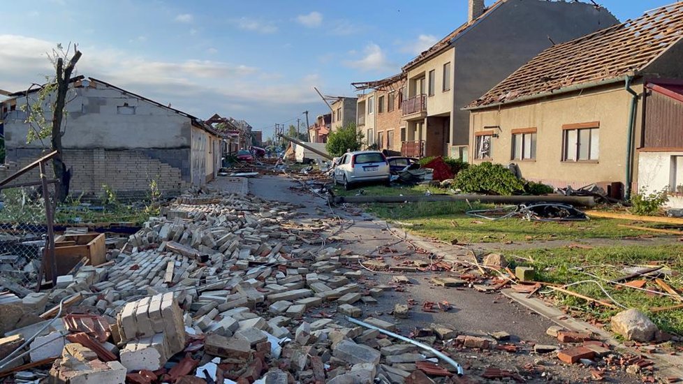 Tornádo se prohnalo obcemi na Hodonínsku a zanechalo za sebou spoušť apokalyptických rozměrů. Nejvíc zasáhlo obce Lužice, Hrušky a Moravská Nová Ves. (25. června 2021)