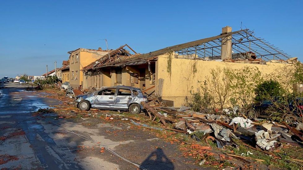 Tornádo se prohnalo obcemi na Hodonínsku a zanechalo za sebou spoušť apokalyptických rozměrů. Nejvíc zasáhlo obce Lužice, Hrušky a Moravská Nová Ves. (25. června 2021)