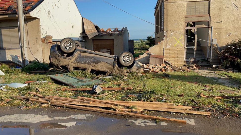 Tornádo se prohnalo obcemi na Hodonínsku a zanechalo za sebou spoušť apokalyptických rozměrů. Nejvíc zasáhlo obce Lužice, Hrušky a Moravská Nová Ves. (25. června 2021)