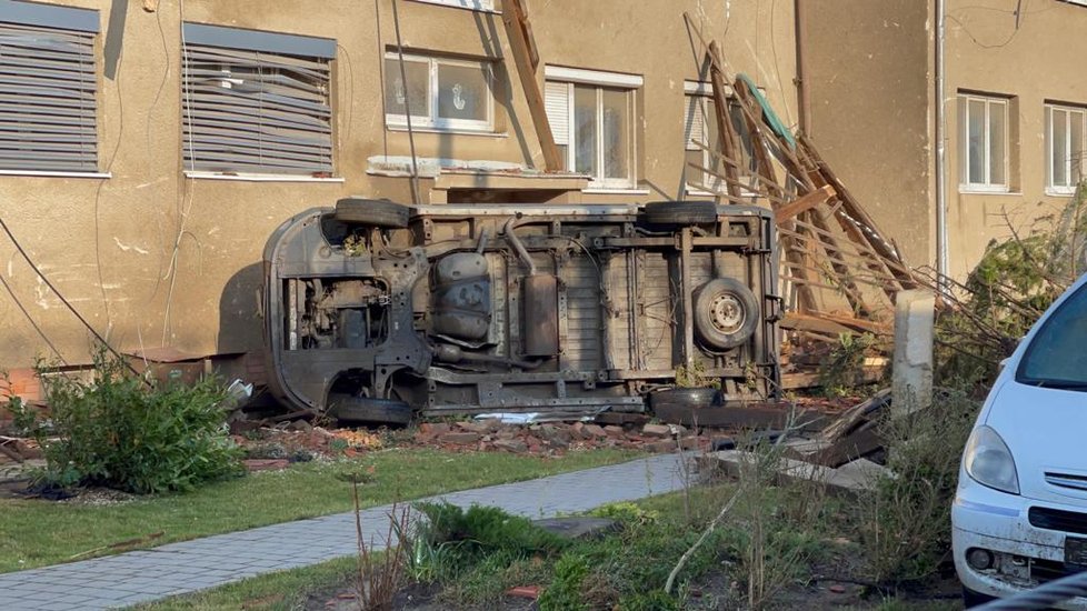 Tornádo se prohnalo obcemi na Hodonínsku a zanechalo za sebou spoušť apokalyptických rozměrů. Nejvíc zasáhlo obce Lužice, Hrušky a Moravská Nová Ves. (25. června 2021)