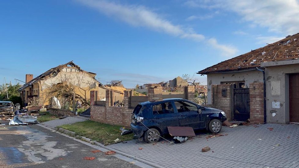 Tornádo se prohnalo obcemi na Hodonínsku a zanechalo za sebou spoušť apokalyptických rozměrů. Nejvíc zasáhlo obce Lužice, Hrušky a Moravská Nová Ves. (25. června 2021)