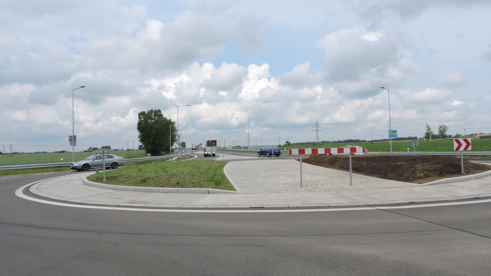 Nová kruhová křižovatka na silnici I/55 funguje od středy 7. června poblíž majáku u Hodonína.