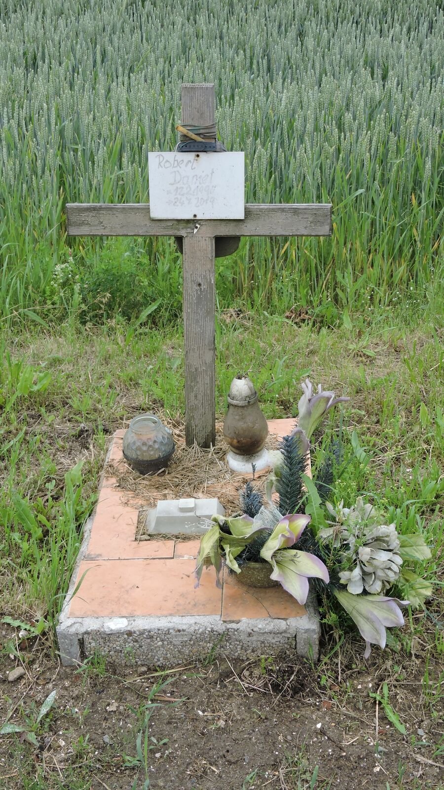 Jeden z pomníčků u tzv. Křižovatky smrti u Hodonína, který připomíná tragédii z července 2019.