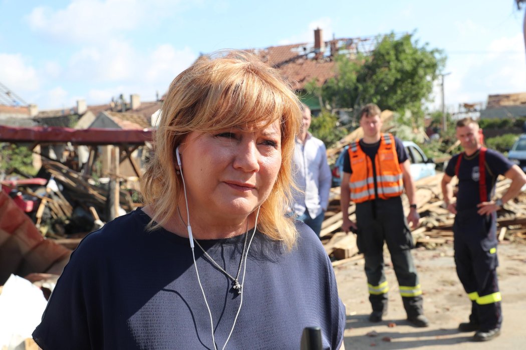 Ministryně financí Alena Schillerová na místě řádění ničivého tornáda. (25. června 2021)