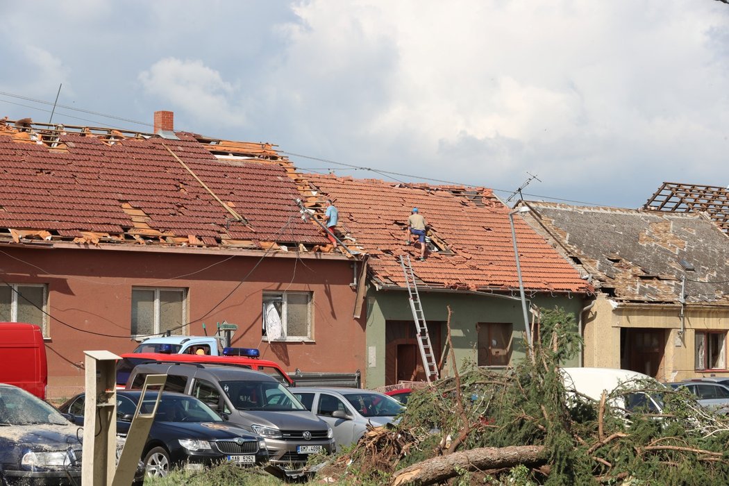 Lidé odklízejí následky ničivého tornáda, které se 24. června 2021 večer prohnalo Hodonínskem. (foceno 25. června 2021 dopoledne)