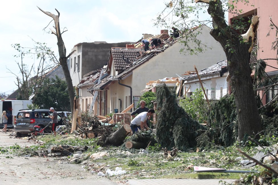 Lidé odklízejí následky ničivého tornáda, které se 24. června 2021 večer prohnalo Hodonínskem. (foceno 25. června 2021 dopoledne)