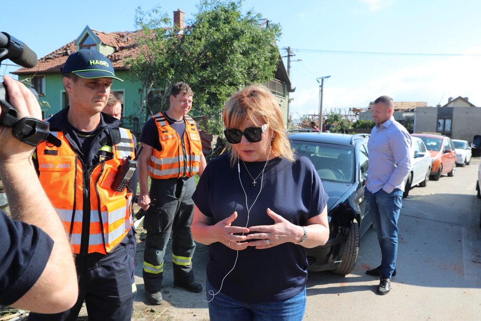 Ministryně financí Alena Schillerová na místě řádění ničivého tornáda. (25. června 2021)