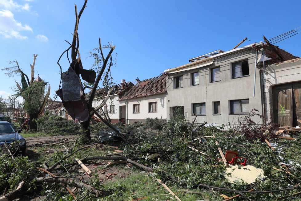 Lidé odklízejí následky ničivého tornáda, které se 24. června 2021 večer prohnalo Hodonínskem. (foceno 25. června 2021 dopoledne)