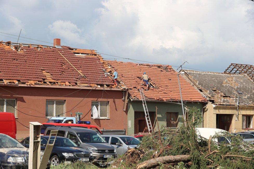 Lidé odklízejí následky ničivého tornáda, které se 24. června 2021 večer prohnalo Hodonínskem (foceno 25. června 2021 dopoledne).