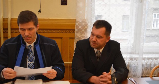 Policejní praporčík Zdeněk Kalinec čelí u soudu obžalobě ze znásilnění vězeňkyně a šmírování kolegů.