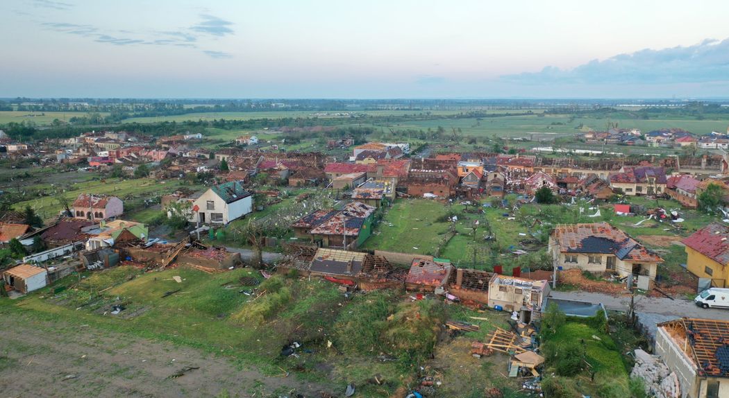 Lidé na Hodonínsku odklízeli trosky ze zničených domů.