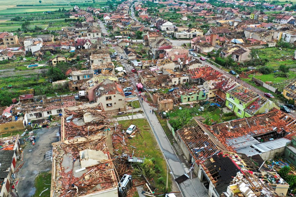 Následky ničivého tornáda na jižní Moravě