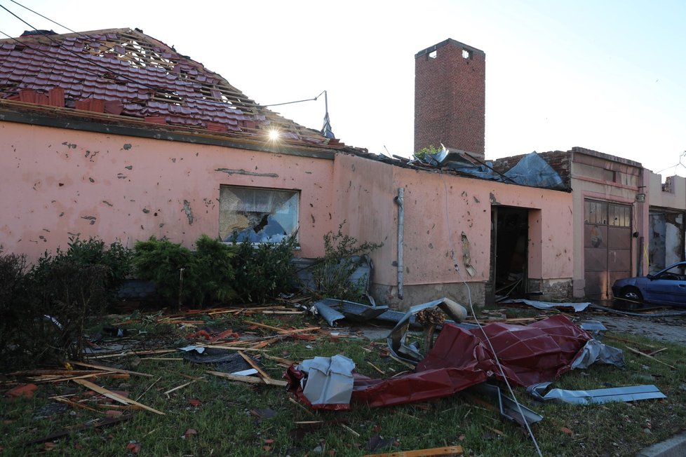 Lidé na Hodonínsku odklízeli trosky ze zničených domů.