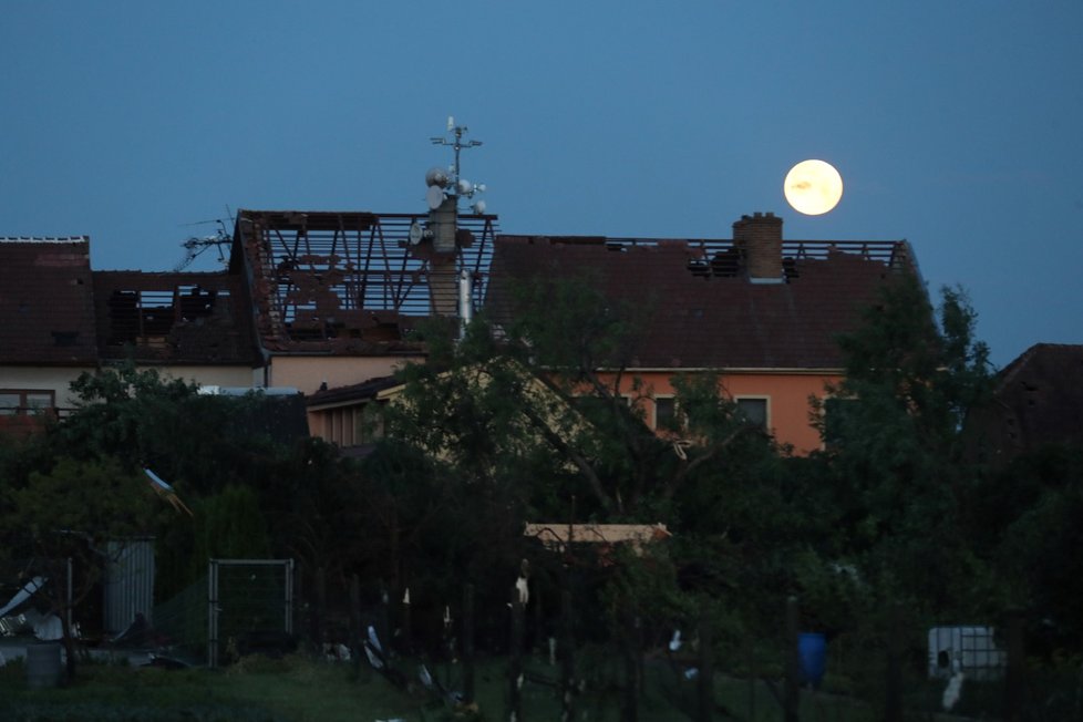 Lidé na Hodonínsku odklízeli trosky ze zničených domů.