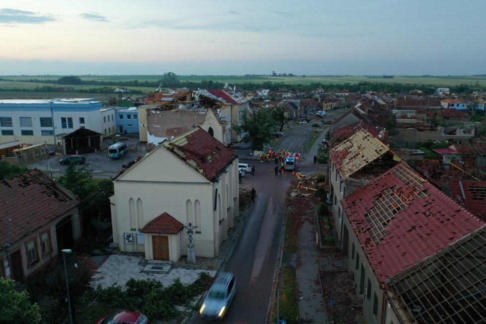 Lidé na Hodonínsku odklízeli trosky ze zničených domů.