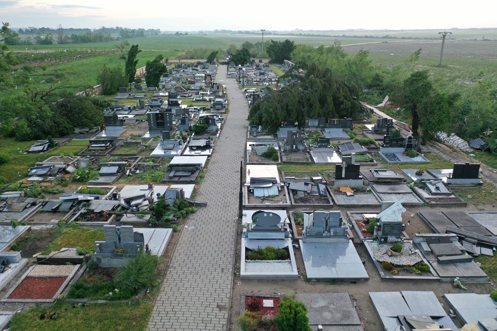 Následky ničivého tornáda na jižní Moravě