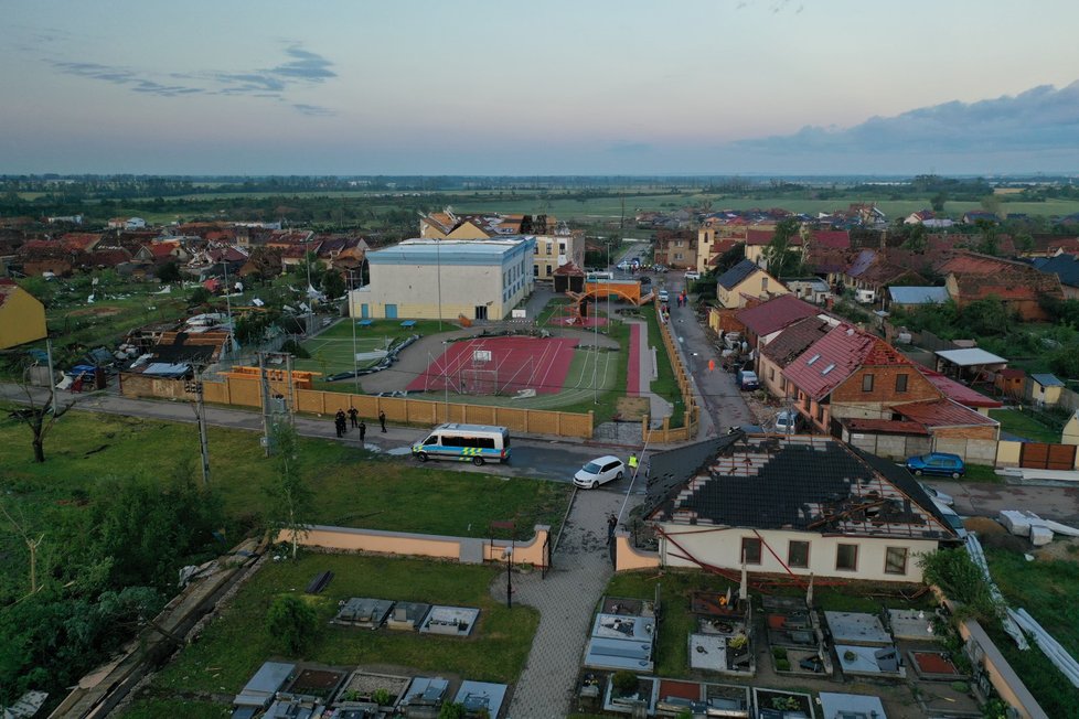 Lidé na Hodonínsku odklízeli trosky ze zničených domů.