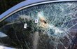 Dvojice mužů se pokusila unést řidičku auta na Hodonínsku. Jeden z násilníků ji střelnou zbraní rozbil boční sklo, pak na ni vzniklým otvorem mířil.