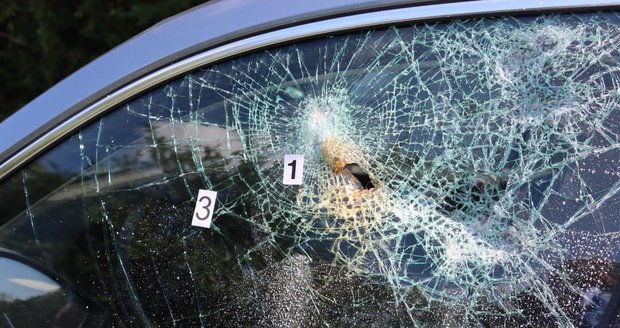 Dvojice mužů se pokusila unést řidičku auta na Hodonínsku. Jeden z násilníků ji střelnou zbraní rozbil boční sklo, pak na ni mířil pistolí.
