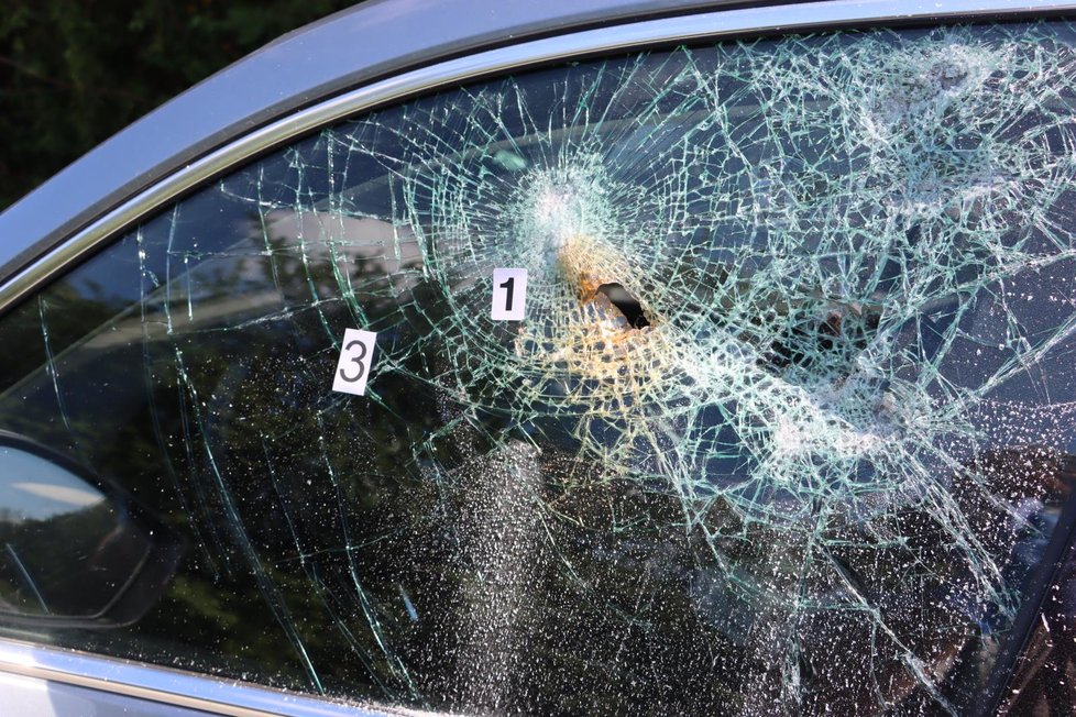 Dvojice mužů se pokusila unést řidičku auta na Hodonínsku. Jeden z násilníků ji střelnou zbraní rozbil boční sklo, pak na ni vzniklým otvorem mířil.
