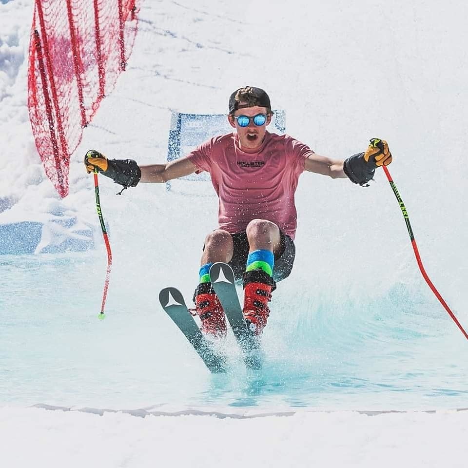 Rakouský sjezdař Nicolas Hofer lyžování miluje