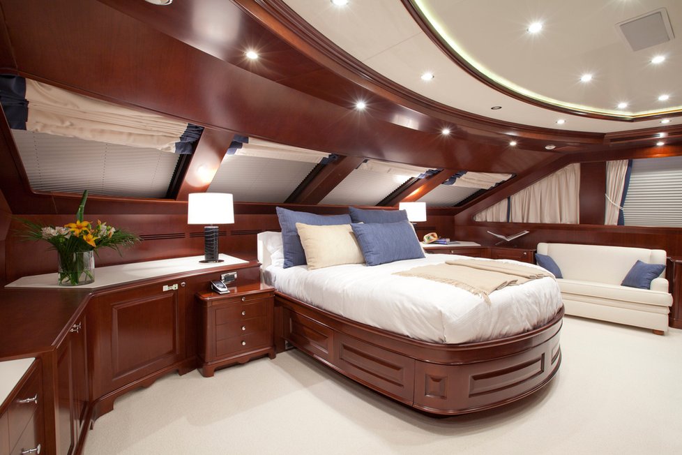 Nedílnou součástí Hoffmanovi jachty je i obrovská ložnice