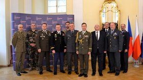 Miroslav Hofírek přebírající bronzovou medailí polských Ozbrojených sil
