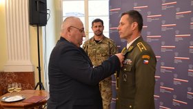 Miroslav Hofírek přebírající bronzovou medailí polských Ozbrojených sil