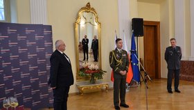 Miroslav Hofírek přebírající bronzovou medailí polských Ozbrojených sil