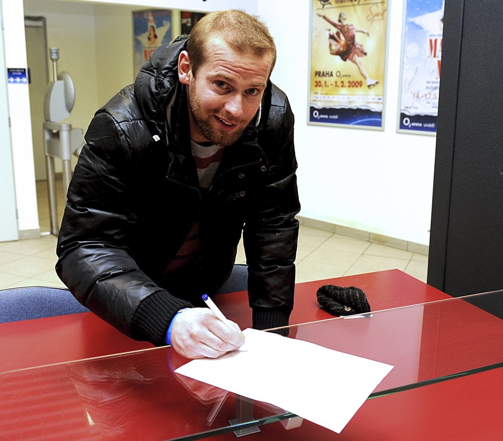 Adam Svoboda působil také v Omsku. Na snímku podepisuje smlouvu s ruským klubem.