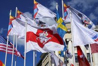 Spor s Lukašenkem pronikl do hokeje: Starosta Rigy na stadionu podpořil opozici, Bělorusko zuří