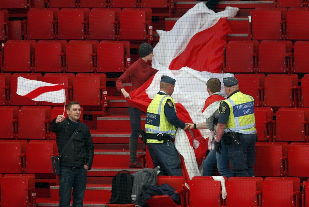 Když fanoušci vytáhli běloruské vlajky, pořadatelé byli rychle na místě...