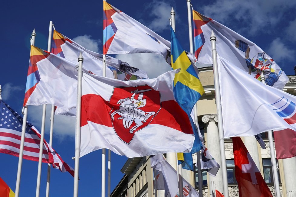 Historická běloruská vlajka používaná opozicí, která se objevila na hokejovém stadionu v Rize.