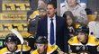 Trenér Bostonu Bruins Bruce Cassidy se rozčiluje na Davida Pastrňáka.