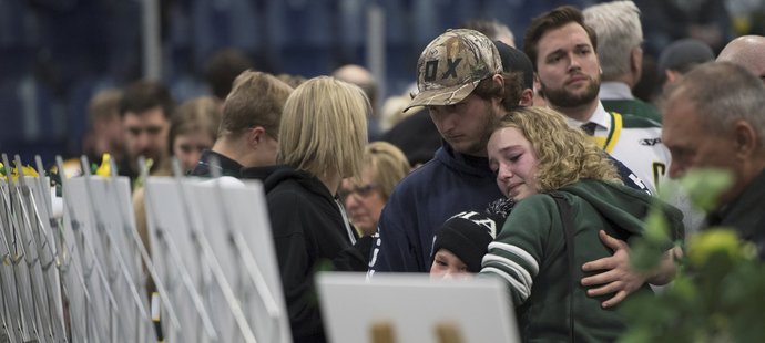 Lidé se loučí s tragicky zesnulými hokejisty Humboldt Broncos.