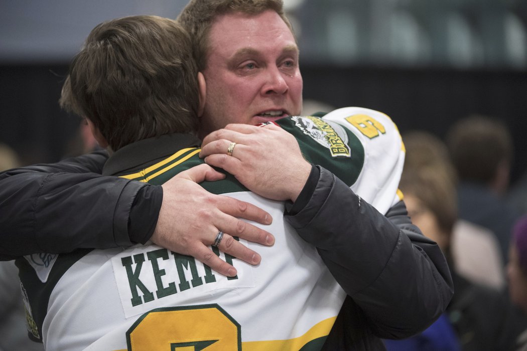 Lidé se loučí s tragicky zesnulými hokejisty Humboldt Broncos.