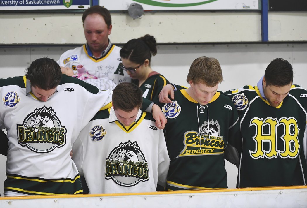 Lidé se loučí s tragicky zesnulými hokejisty Humboldt Broncos.