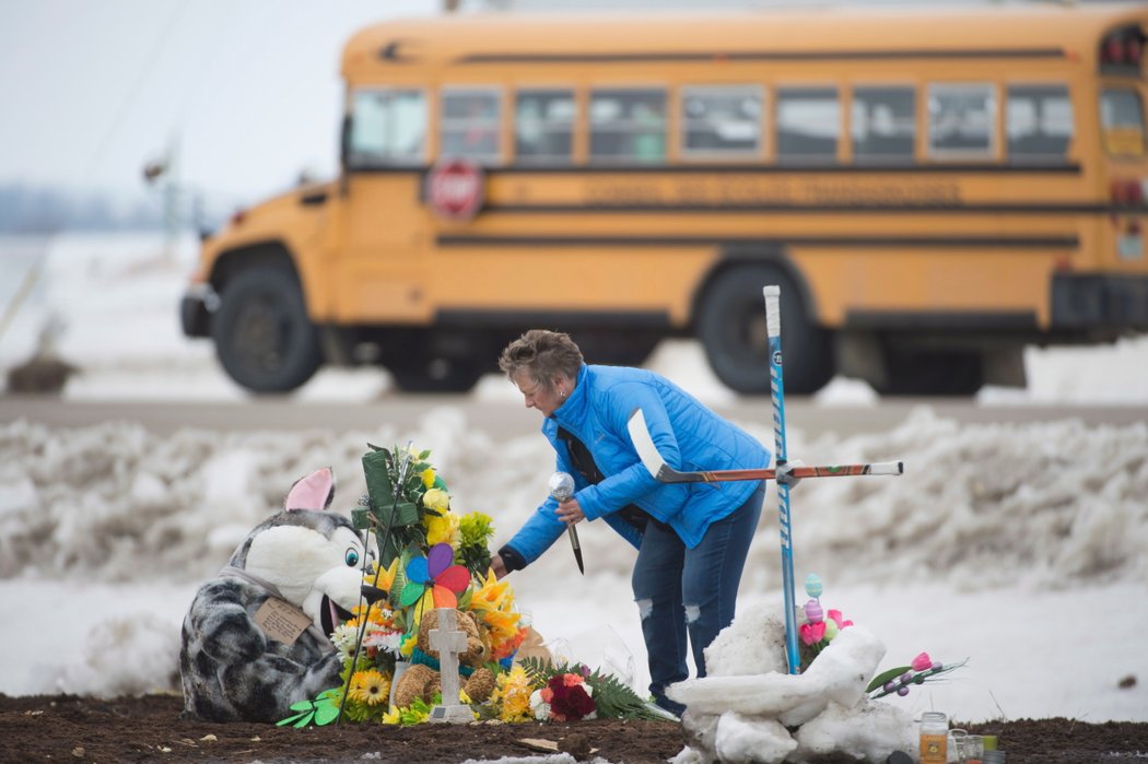 Lidé se loučí s tragicky zesnulými hokejisty Humboldt Broncos.