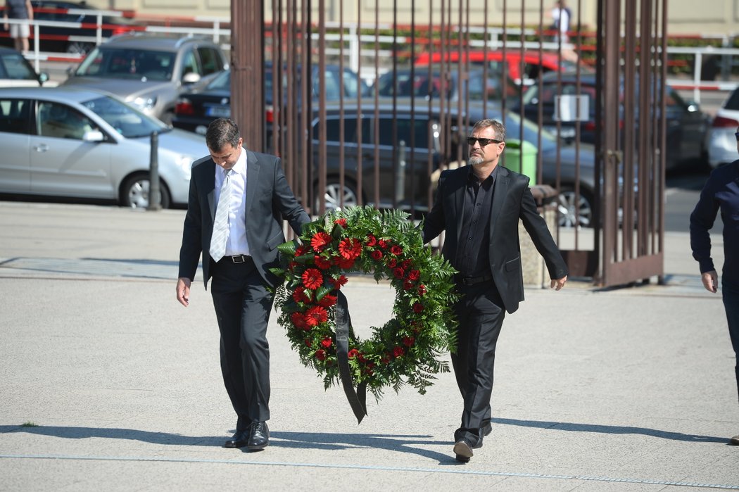 Petr Bříza (vpravo) přinesl věnec s rudými růžemi.