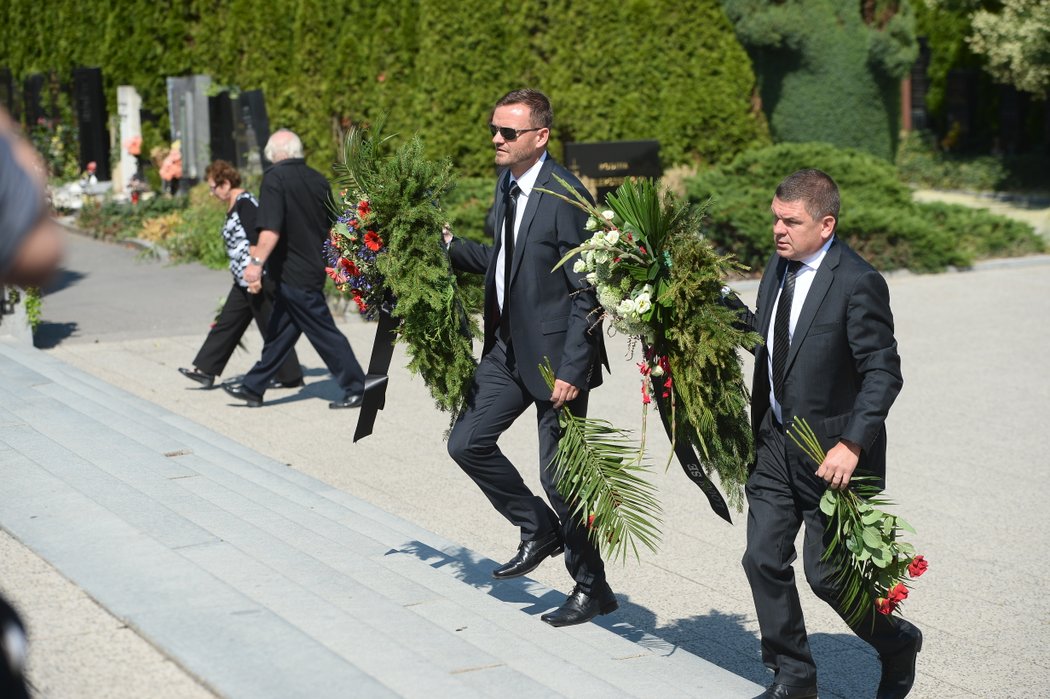 Smuteční hosté na pohřbu Václava Burdy.
