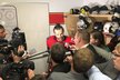 Jaromír Jágr odpovídá zámořským novinářům po svém prvním gólu za Calgary