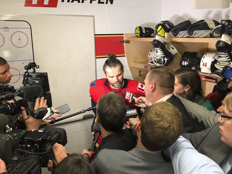 Jaromír Jágr odpovídá zámořským novinářům po svém prvním gólu za Calgary