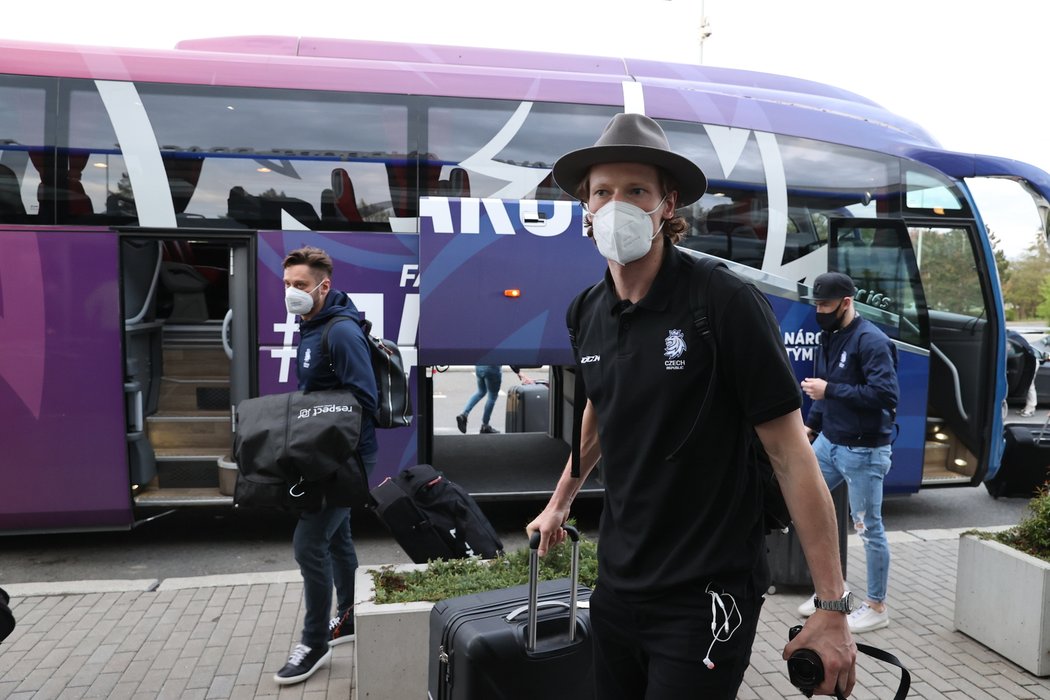 Odlet české hokejové reprezentace na MS do Rigy z pražského letiště. Současně s nimi odlétají z Českých hokejových her stejným letadlem i reprezentace Finska, Švédska a Ruska.