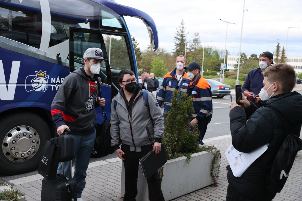 Odlet české hokejové reprezentace na MS do Rigy z pražského letiště. Současně s nimi odlétají z Českých hokejových her stejným letadlem i reprezentace Finska, Švédska a Ruska.