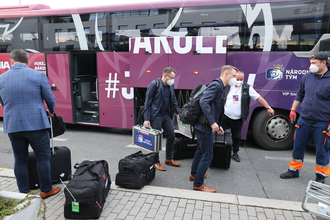 Odlet české hokejové reprezentace na MS do Rigy z pražského letiště. Současně s nimi odlétají z Českých hokejových her stejným letadlem i reprezentace Finska, Švédska a Ruska.