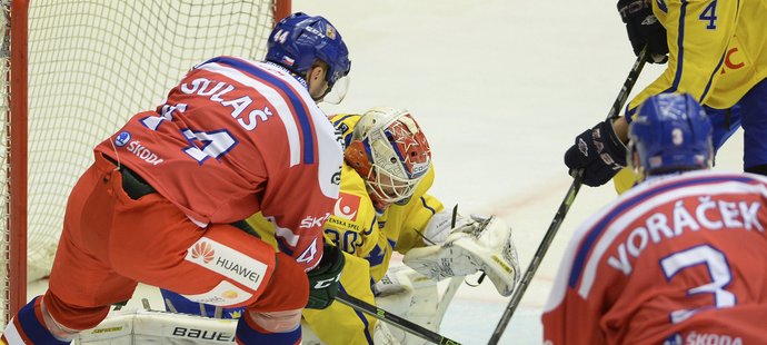 Milan Gulaš bojuje před švédskou brankou